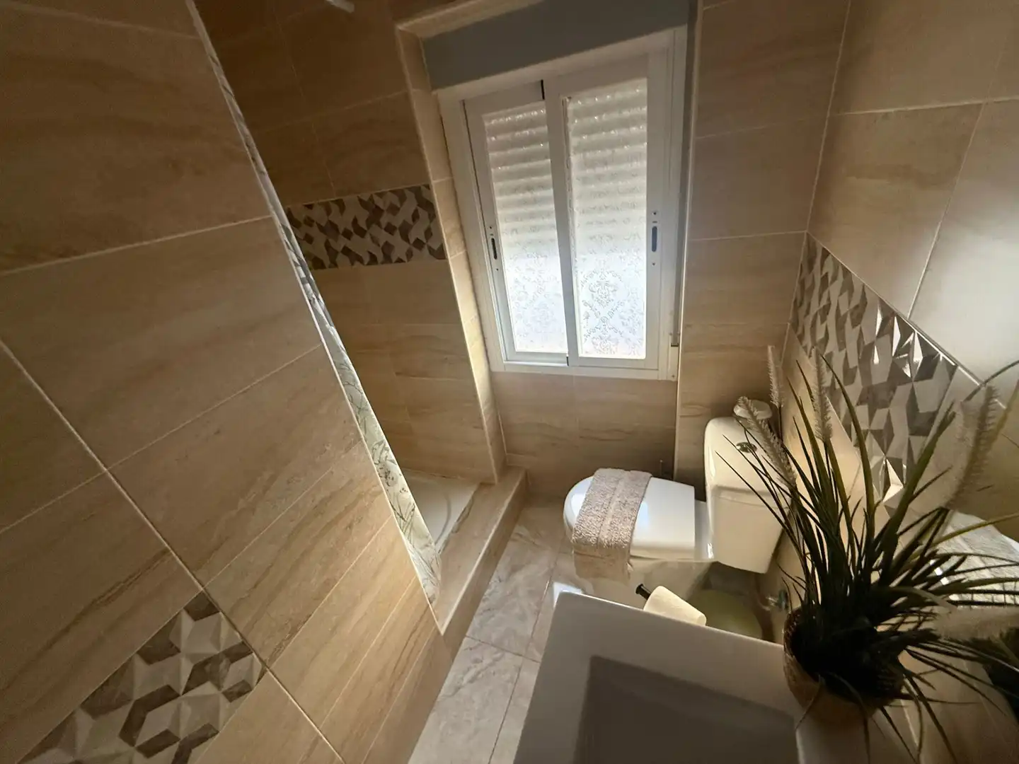 Badezimmer von Einfamilien-Reihenhaus zum Verkauf in Granada mit Privatgarten, Terrasse und Möbliert