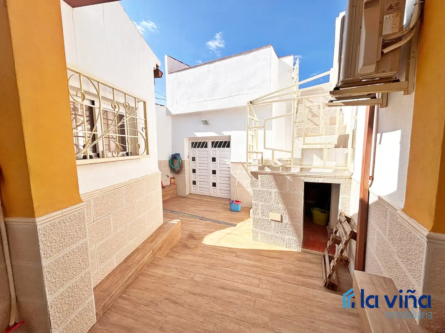 Terrace of Houses for sale in Humilladero  with Air Conditioner, Terrace and Storage room