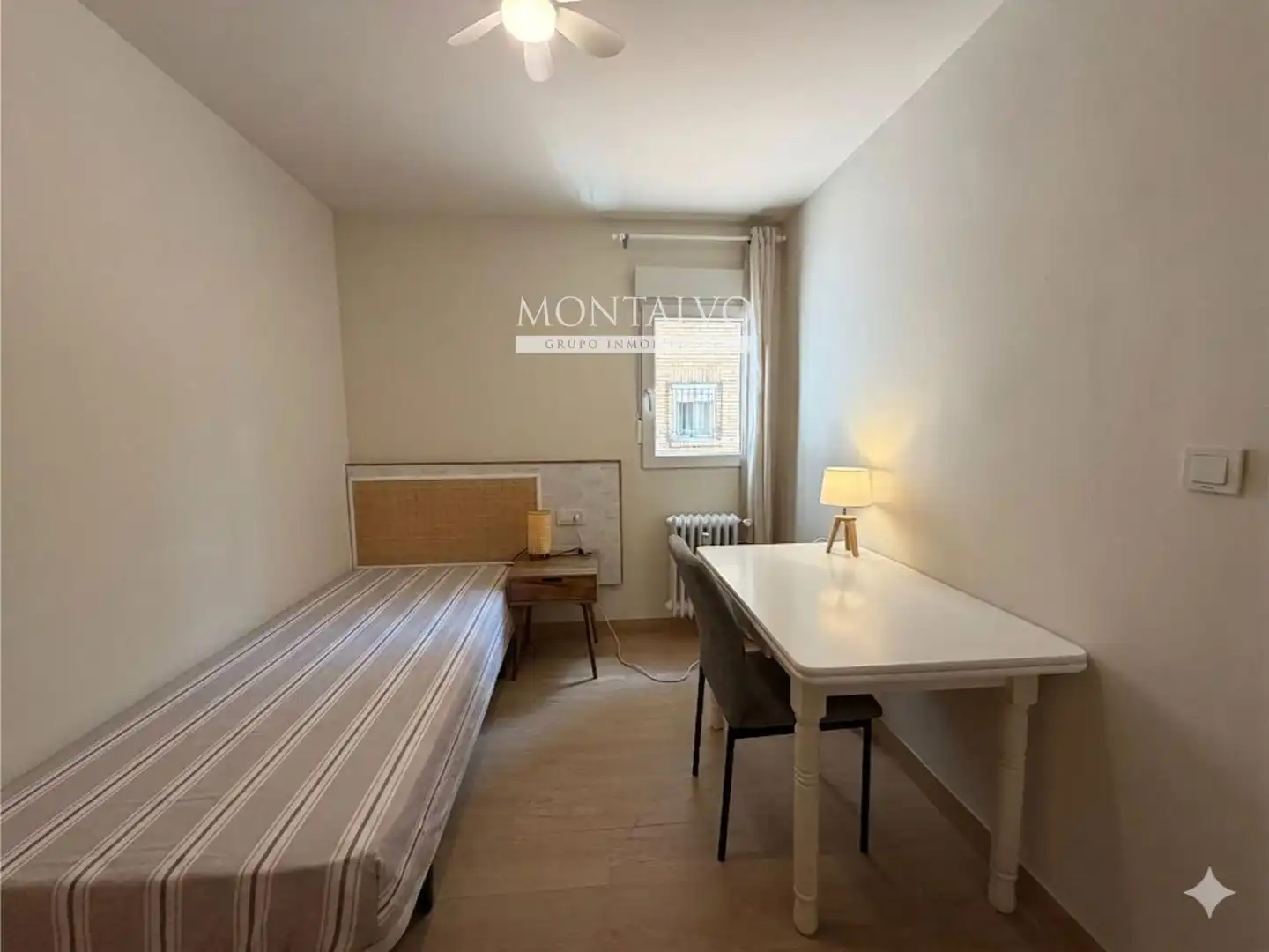 Habitación de Piso de alquiler en Granada con Lavadora, Microondas y TV
