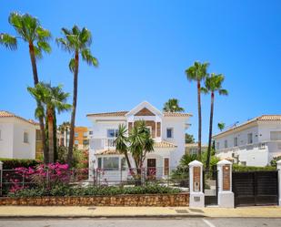 Vista exterior de Casa o xalet en venda en Marbella amb Aire condicionat, Jardí privat i Terrassa