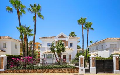 Vista exterior de Casa o xalet en venda en Marbella amb Aire condicionat, Jardí privat i Terrassa