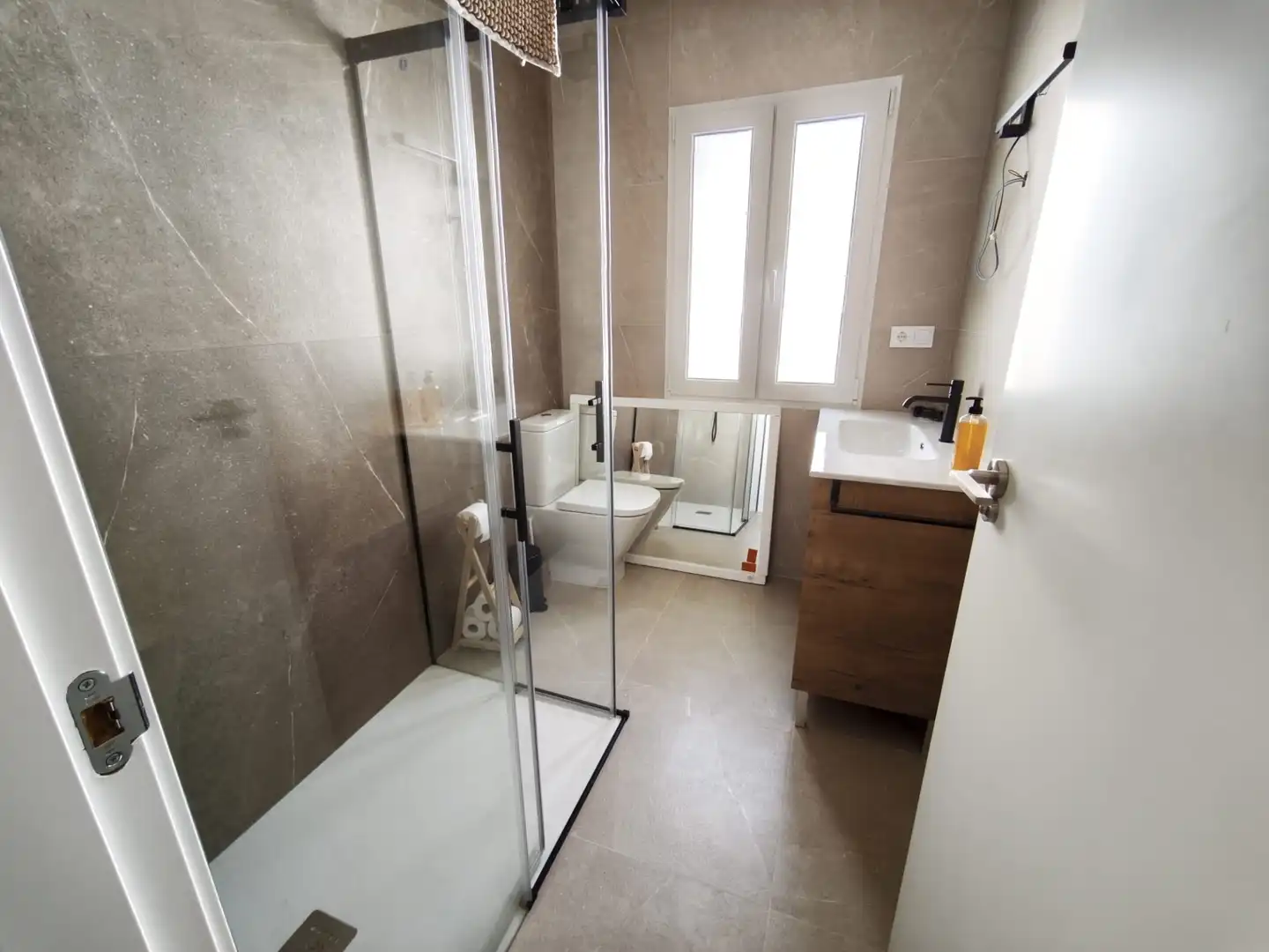 Baño de Piso para compartir en San Pedro