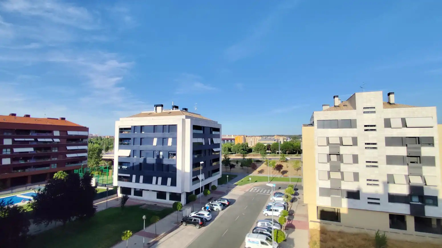 Vista exterior de Àtic en venda en  Logroño amb Calefacció, Jardí privat i Terrassa