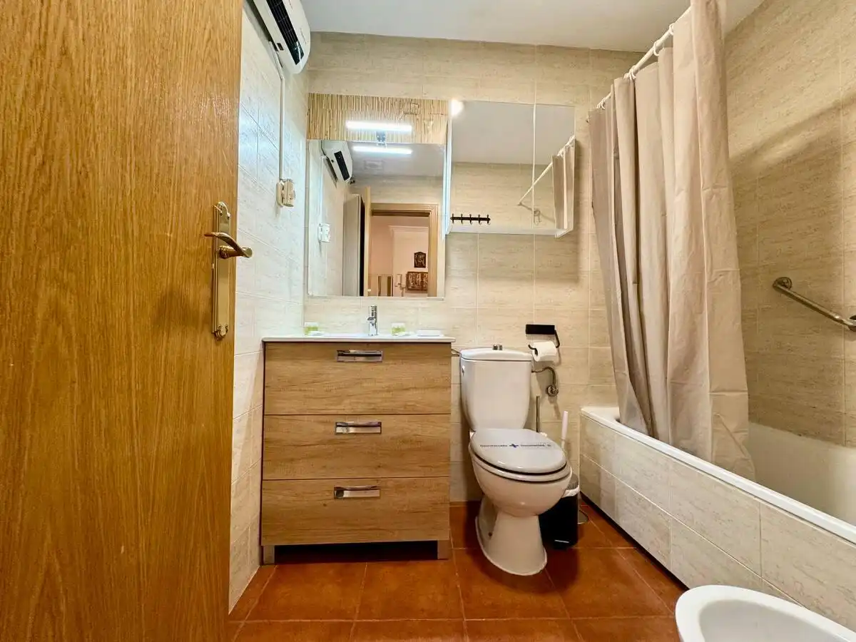Badezimmer von Wohnung zur Miete in Madrid mit Klimaanlage, Heizung und Möbliert
