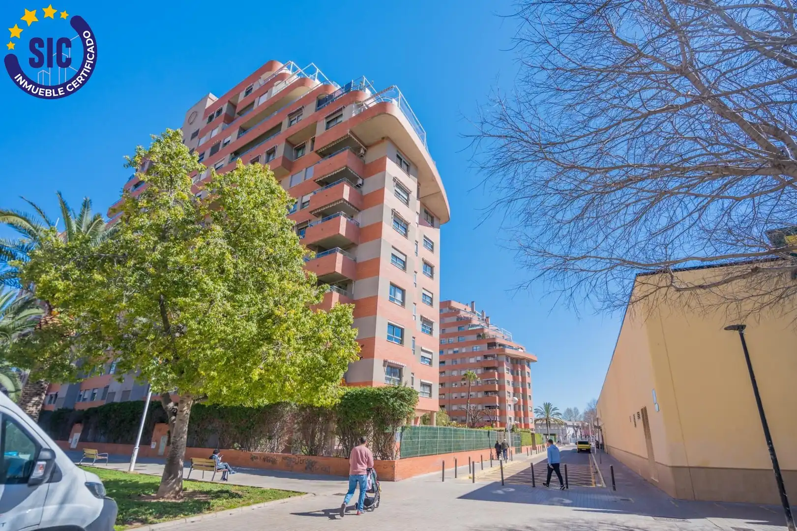 Vista exterior de Àtic en venda en Mislata amb Aire condicionat, Calefacció i Jardí privat
