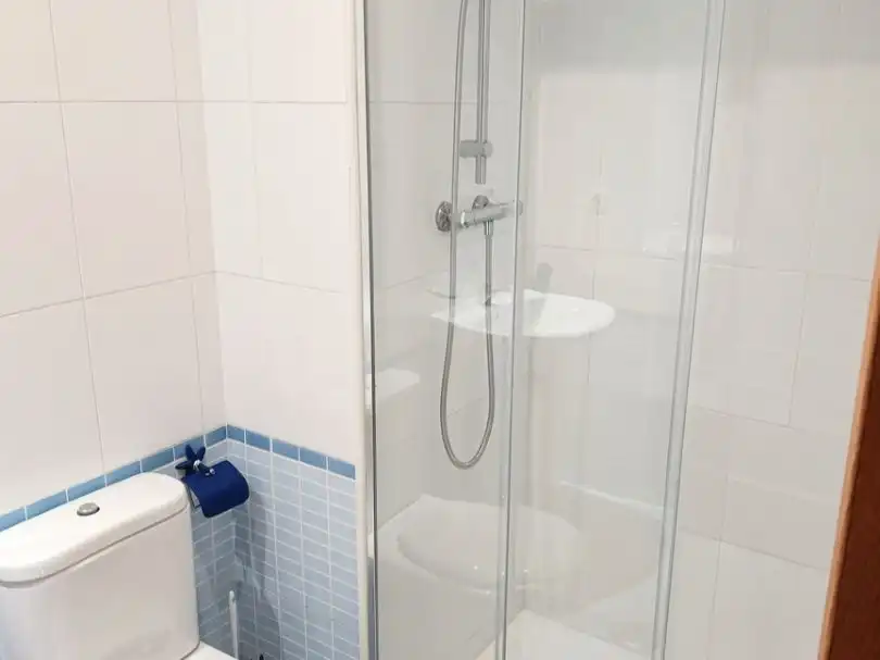 Bany de Pis en venda en Gijón  amb Calefacció, Jardí privat i Parquet
