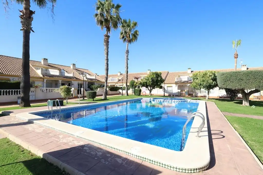 Piscina de Casa adosada de lloguer en Orihuela amb Aire condicionat, Calefacció i Jardí privat