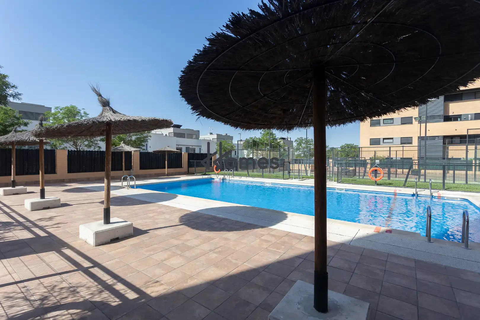 Pis amb piscina en venda a Avenida de la Vía Lactea