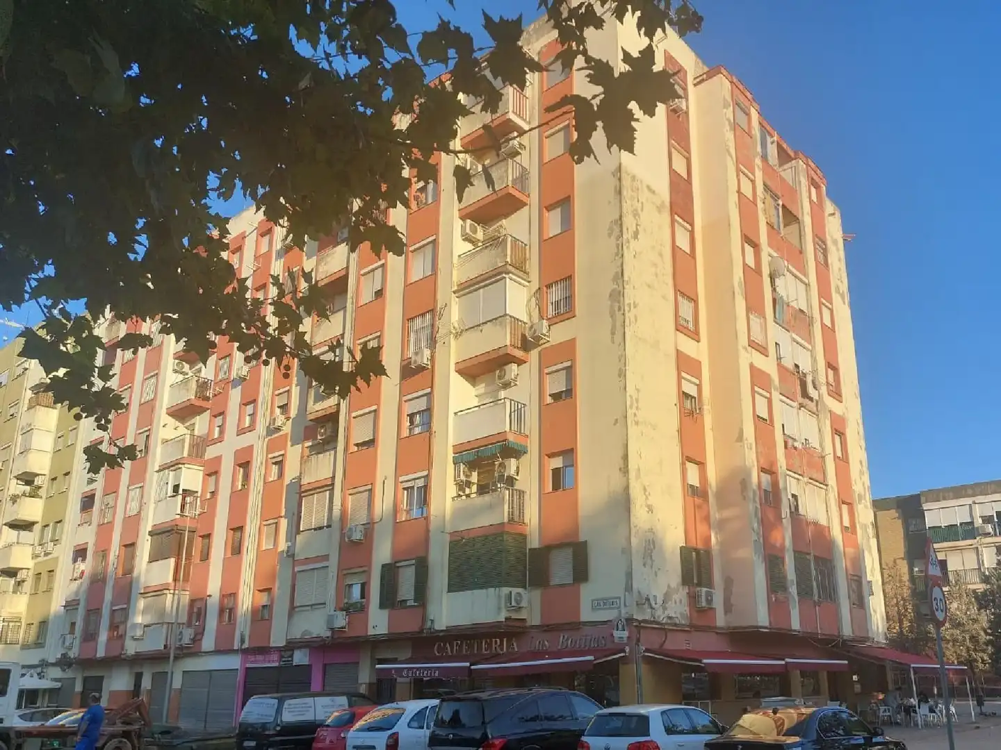 Vista exterior de Pis en venda en Dos Hermanas