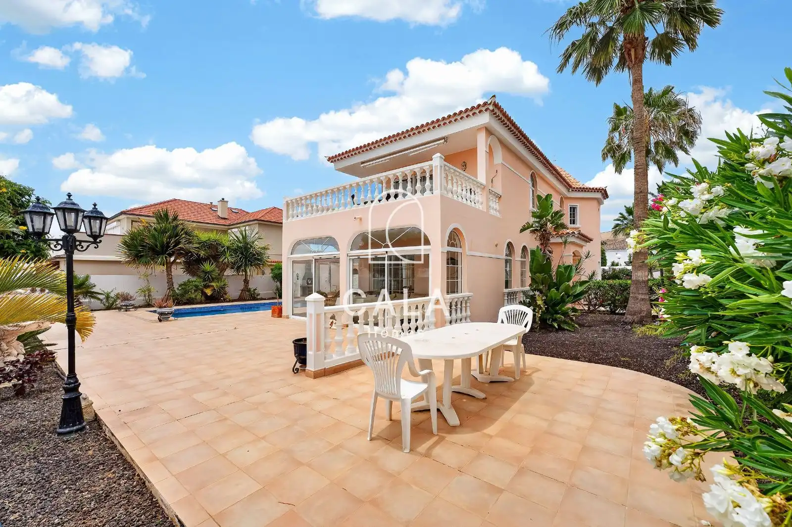 Vista exterior de Casa o xalet en venda en Adeje amb Jardí privat, Terrassa i Piscina