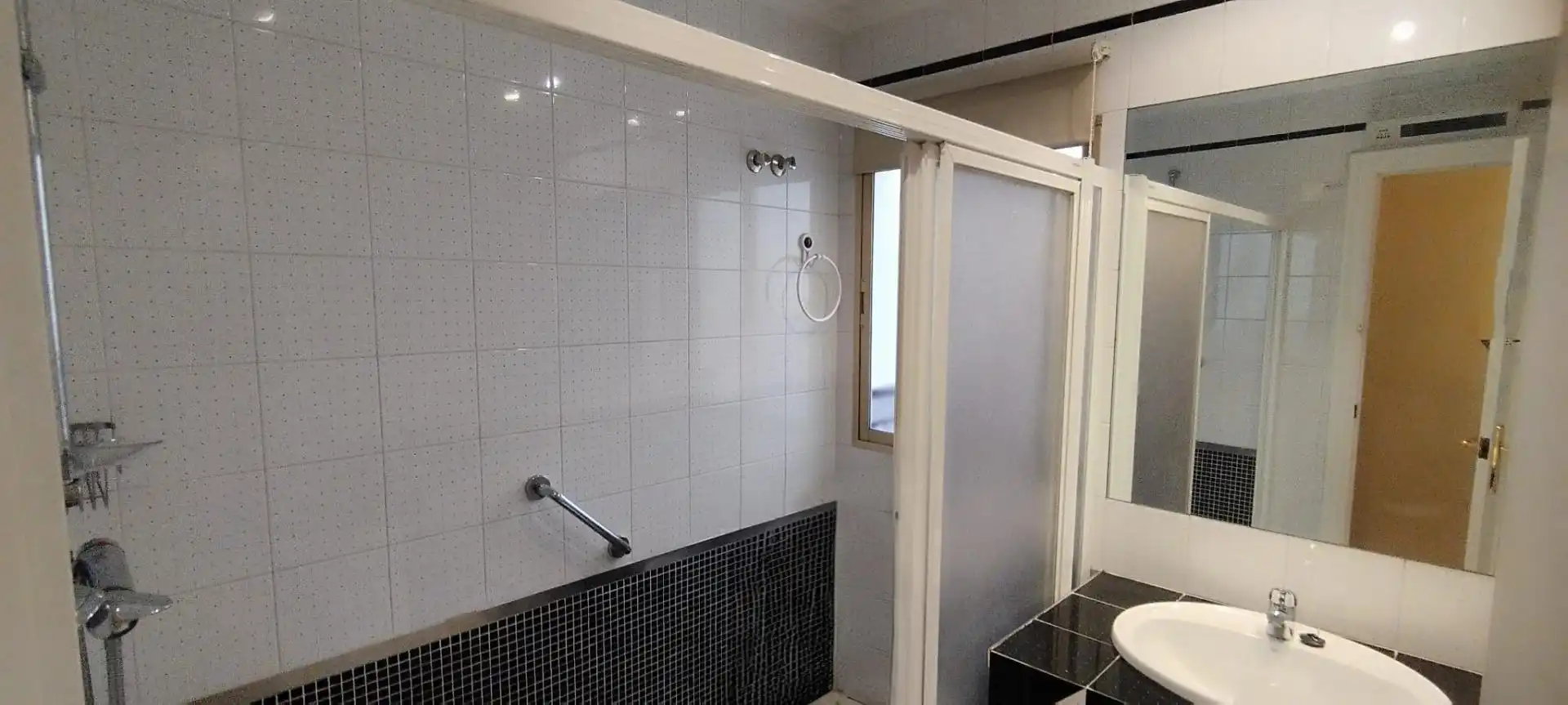Bathroom of Flat for sale in Elche / Elx  with Furnished and Balcony