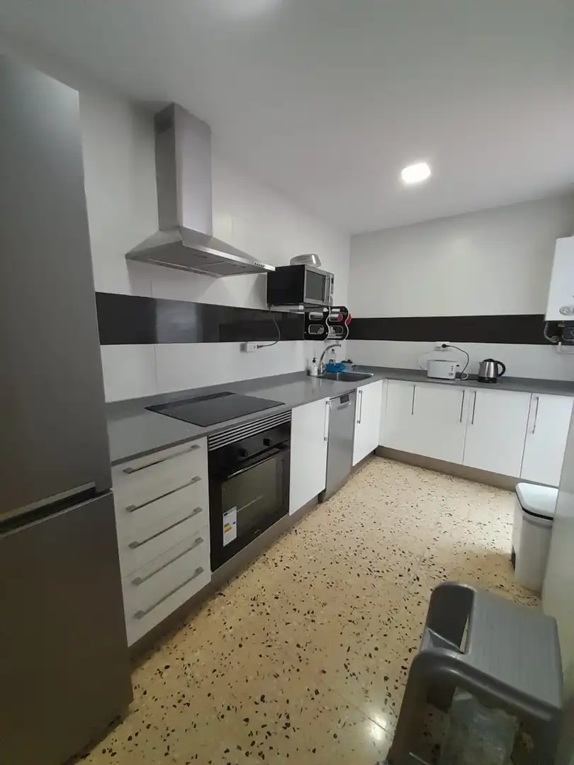 Cuina de Pis de lloguer en Valencia amb Aire condicionat, Terrassa i Moblat