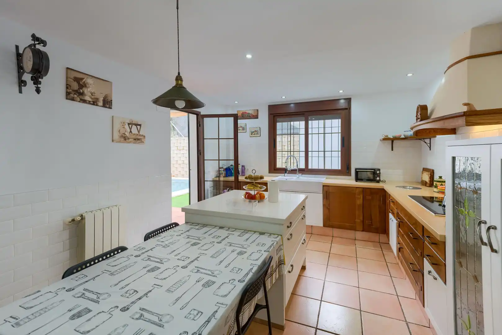 Cuina de Casa adosada en venda en Espartinas amb Jardí privat, Terrassa i Piscina comunitària
