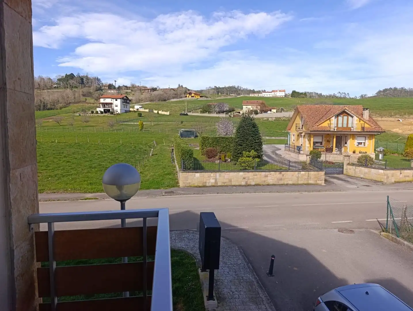 Vista exterior de Dúplex en venta en Udías con Balcón y Piscina comunitaria