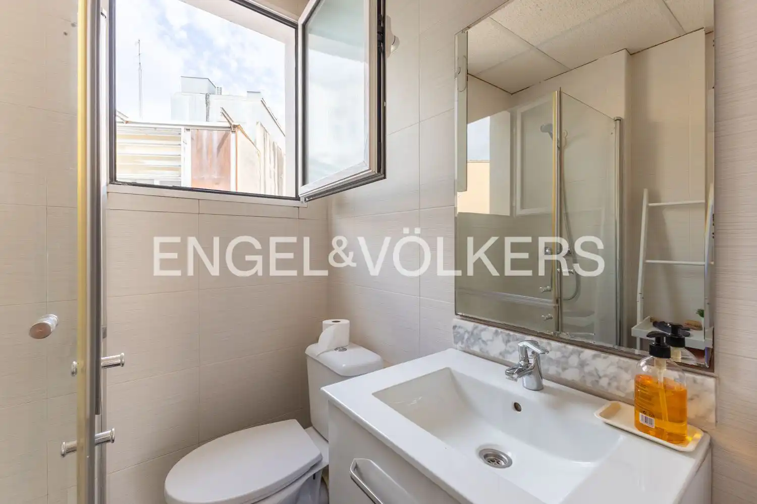 Bathroom of Flat for rent in Valencia  with Air Conditioner, Heating and Terrace