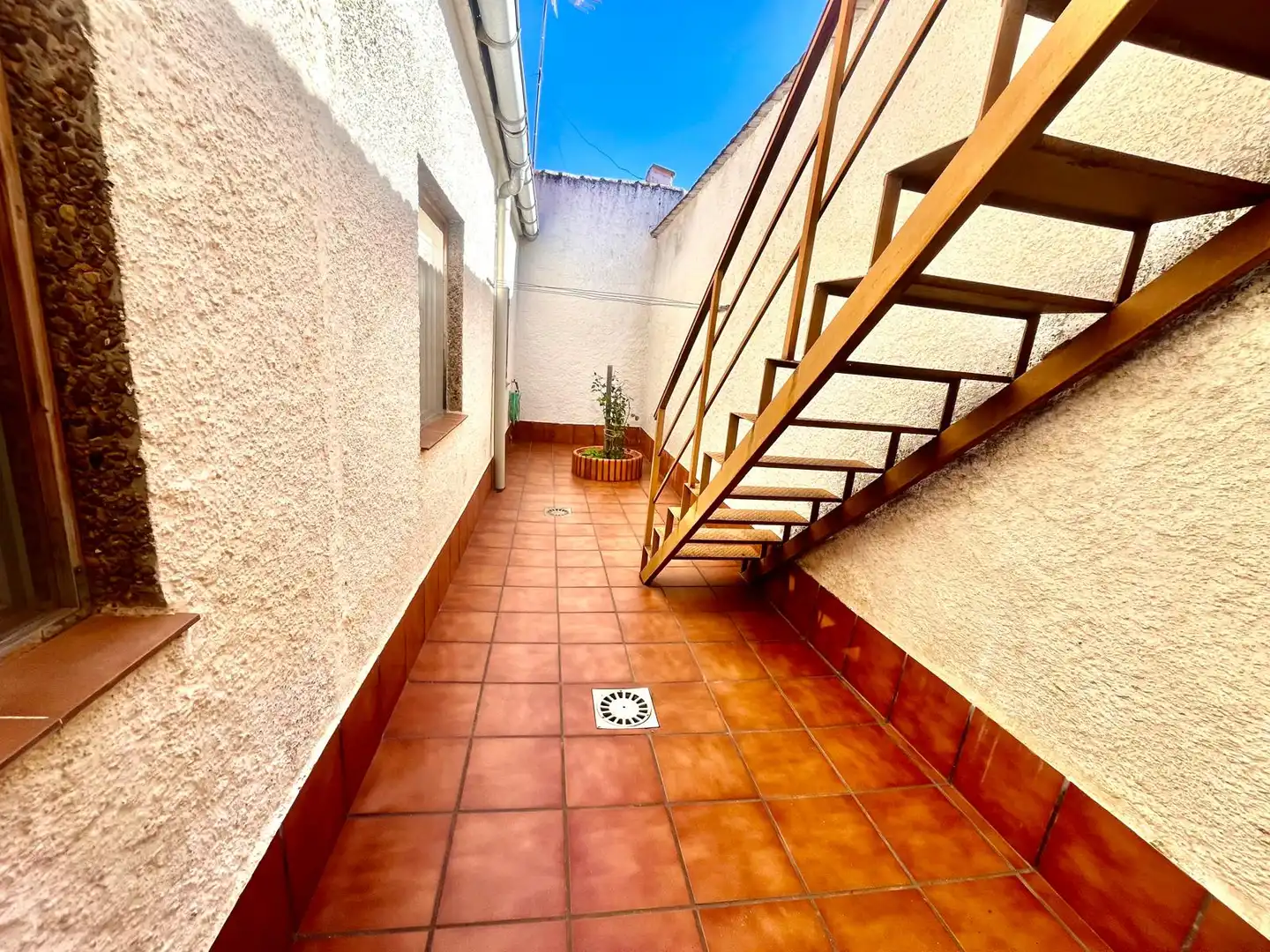 Vista exterior de Casa adosada en venta en Fernán Caballero con Jardín privado y Amueblado