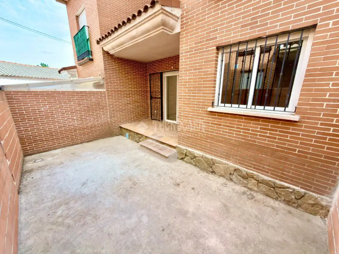 Vista exterior de Casa adosada en venta en Valdeaveruelo con Aire acondicionado, Calefacción y Balcón