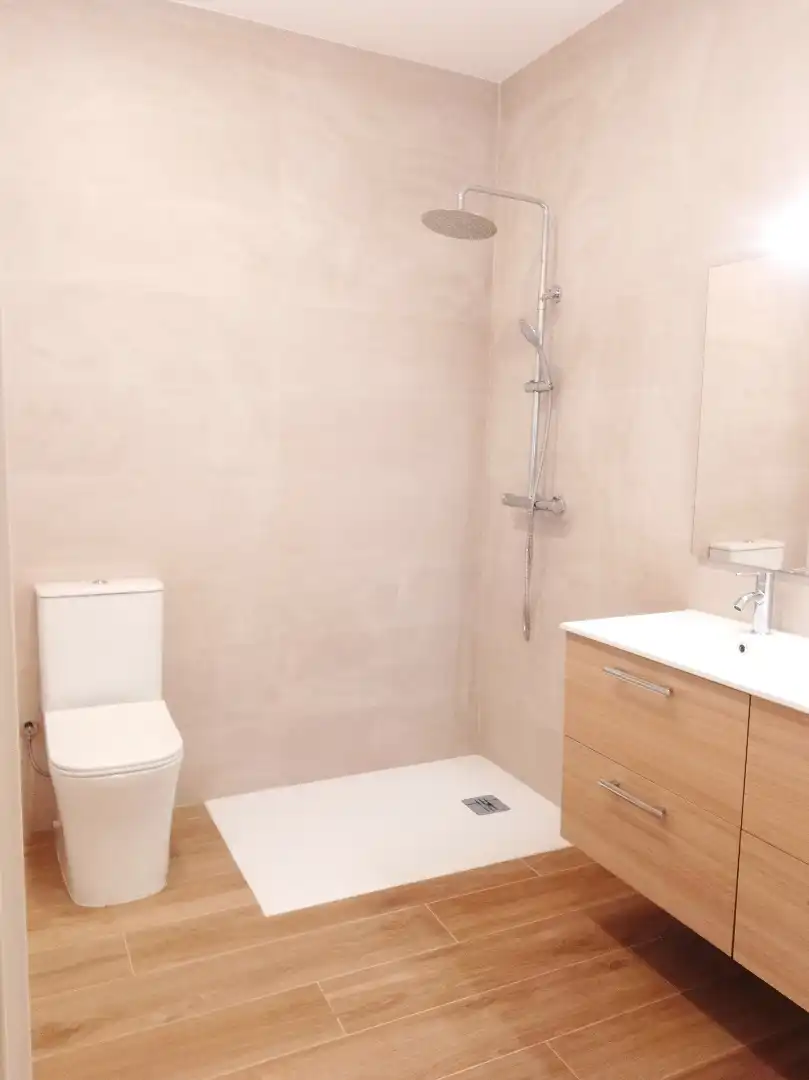 Baño de Planta baja en venta en L'Hospitalet de Llobregat con Aire acondicionado, Calefacción y Terraza