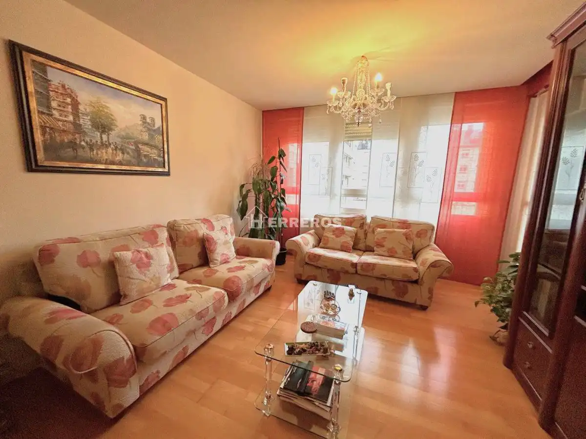 Sala d'estar de Pis en venda en  Logroño amb Calefacció, Parquet i Terrassa
