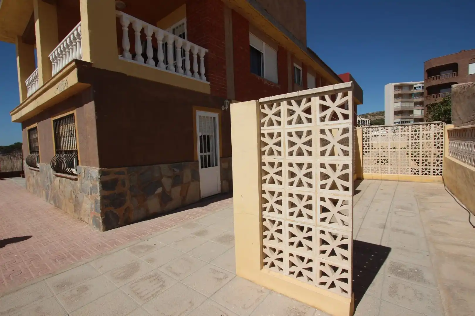 Vista exterior de Casa o chalet en venta en Guardamar del Segura con Jardín privado, Terraza y Piscina