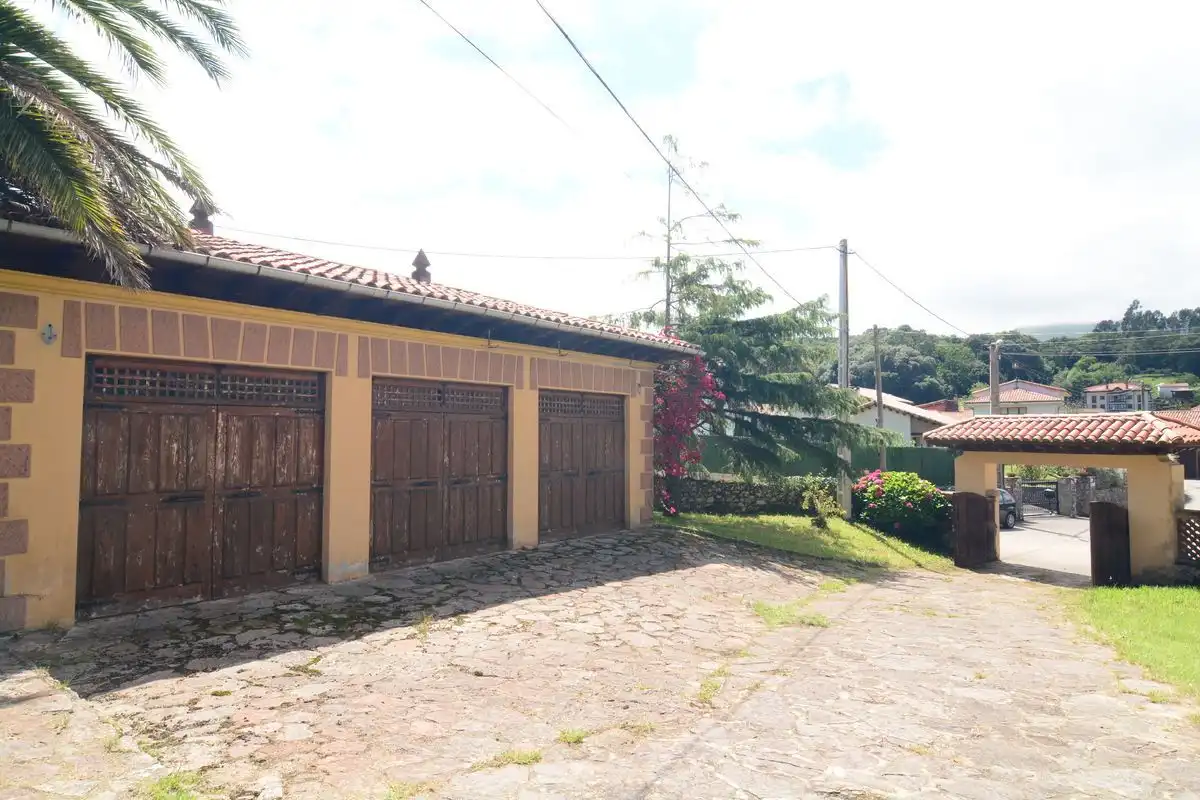 Vista exterior de Casa o xalet en venda en Llanes amb Calefacció, Jardí privat i Traster
