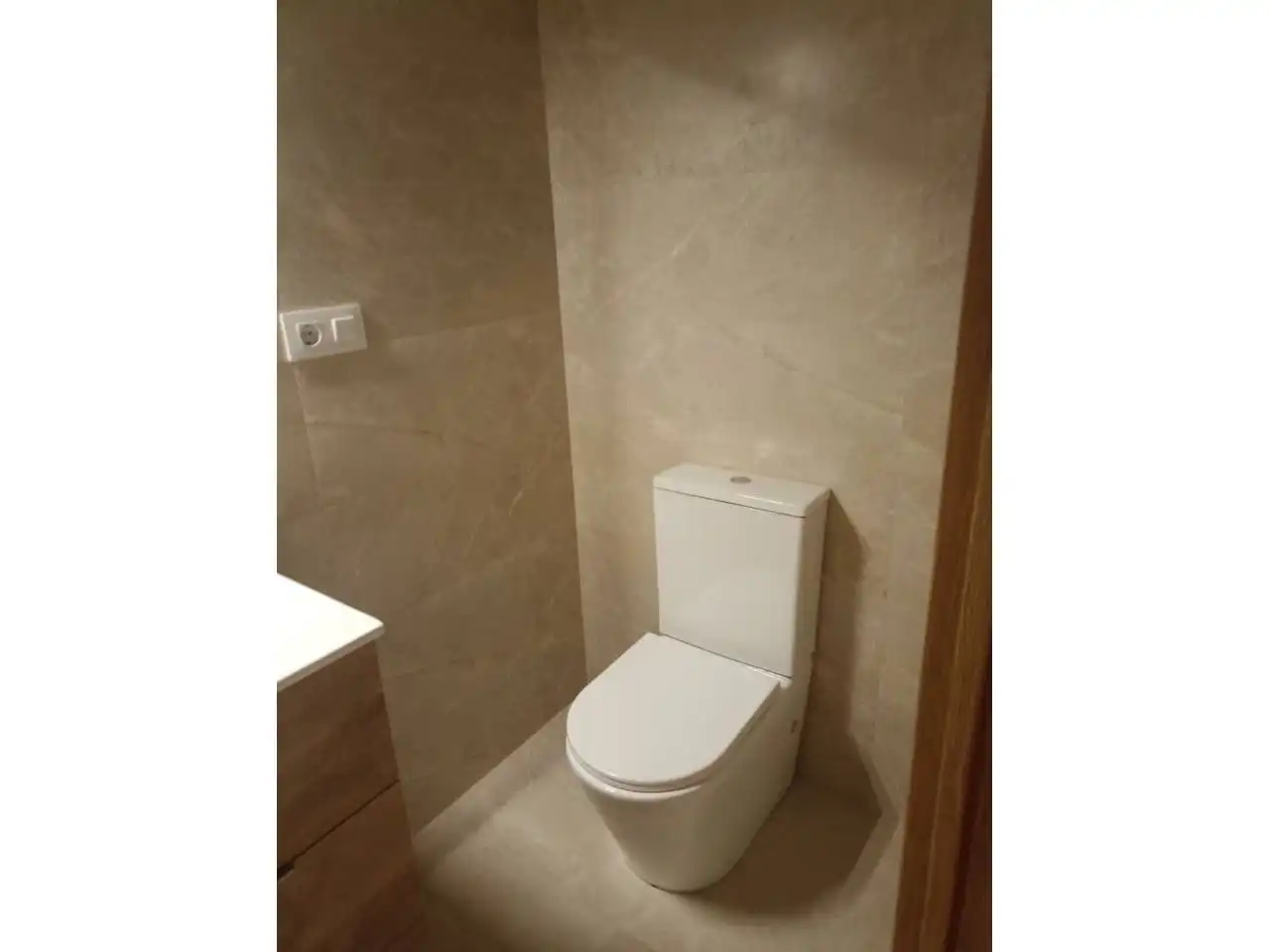 Bathroom of Flat for rent in Santiago de Compostela   with Parquet flooring, Terrace and Alarm