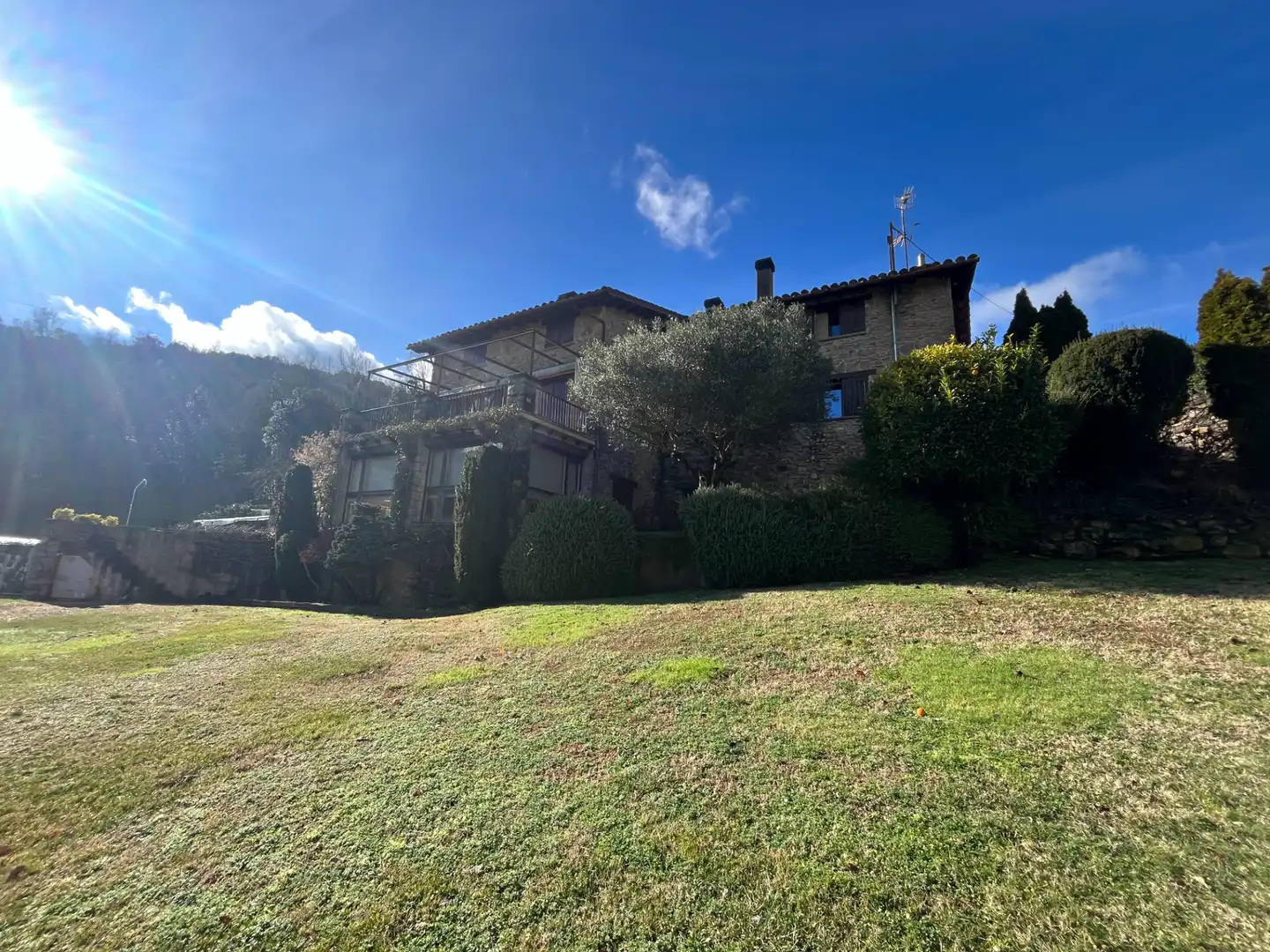 Vista exterior de Finca rústica en venda en Sant Joan Les Fonts amb Aire condicionat, Calefacció i Jardí privat