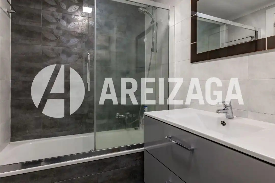 Baño de Piso en venta en Donostia - San Sebastián  con Calefacción, Terraza y Balcón