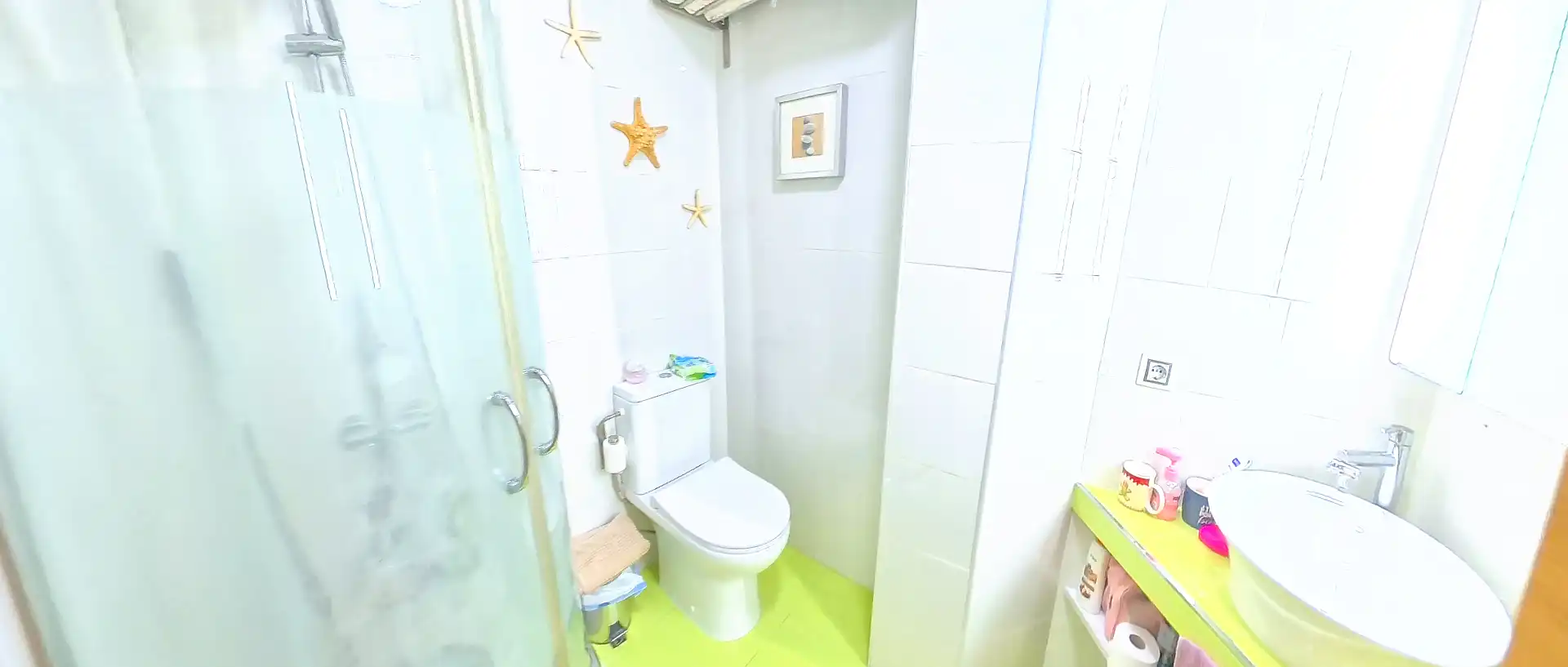 Bathroom of Flat for sale in Sevilla  with Air Conditioner, Heating and Oven