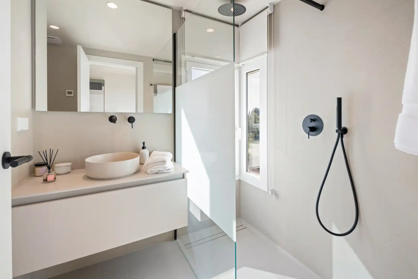 Bathroom of Apartments for sale in Benahavís  with Air Conditioner, Terrace and Swimming Pool