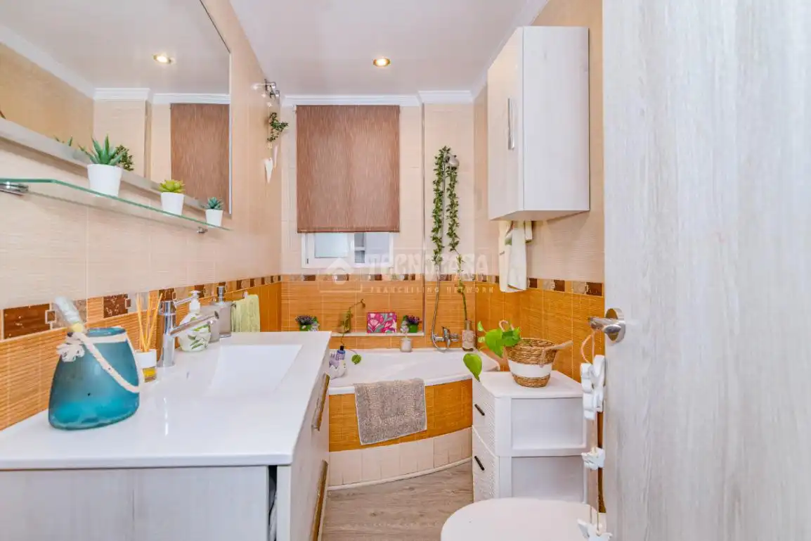 Bathroom of Flat for sale in Loja  with Air Conditioner, Parquet flooring and Balcony