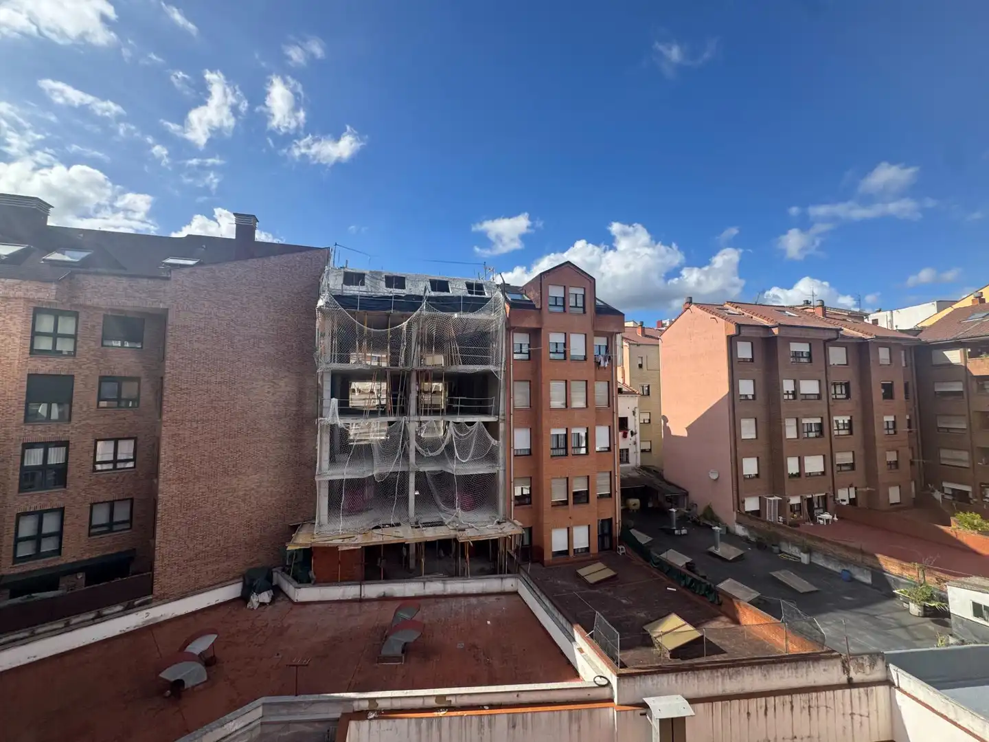 Vista exterior de Pis en venda en Oviedo  amb Calefacció