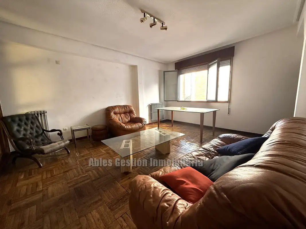 Wohnzimmer von Wohnung zur Miete in Oviedo  mit Heizung, Parkett und Abstellraum