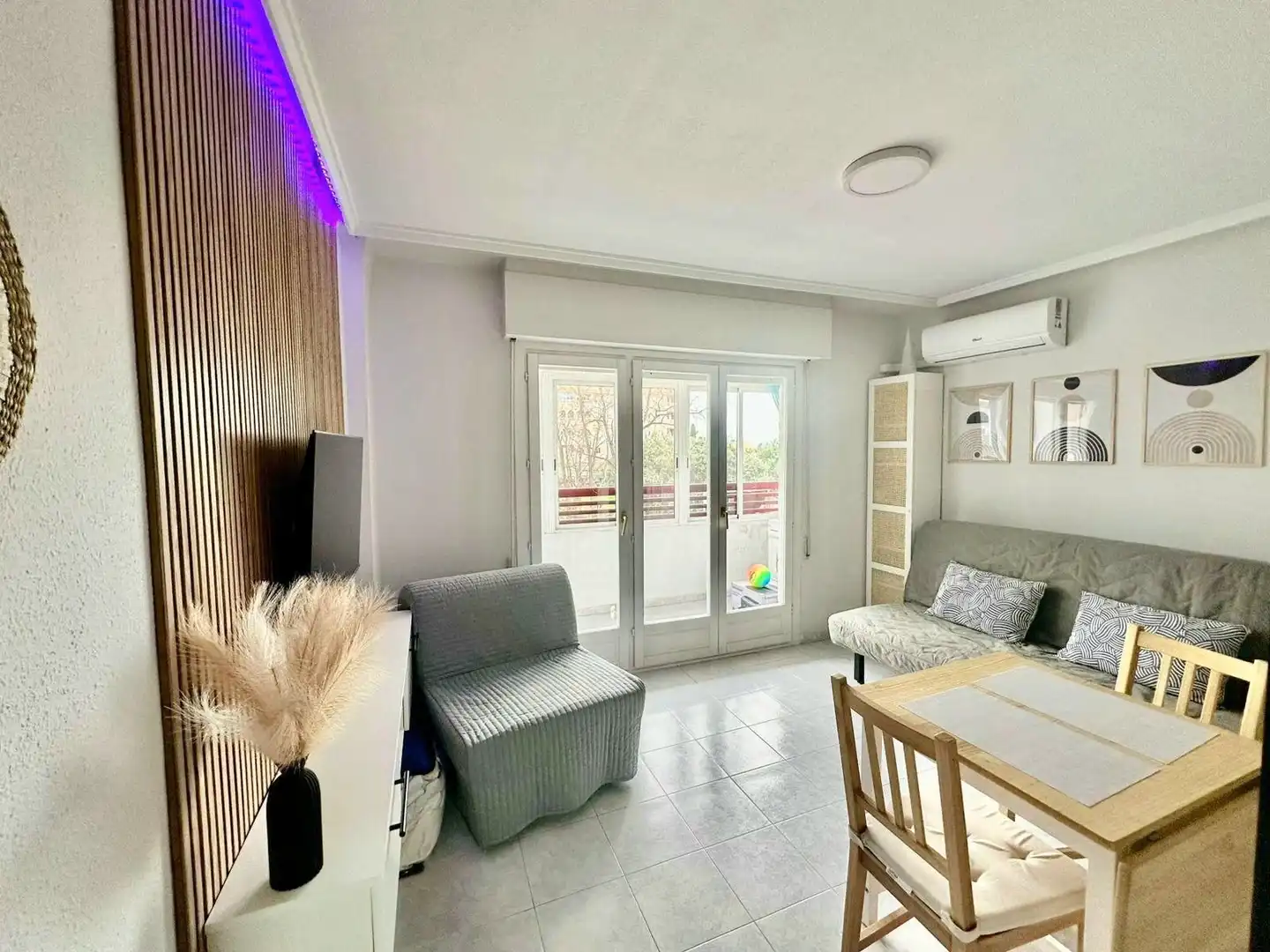 Sala d'estar de Estudi en venda en Torrevieja amb Aire condicionat, Terrassa i Moblat