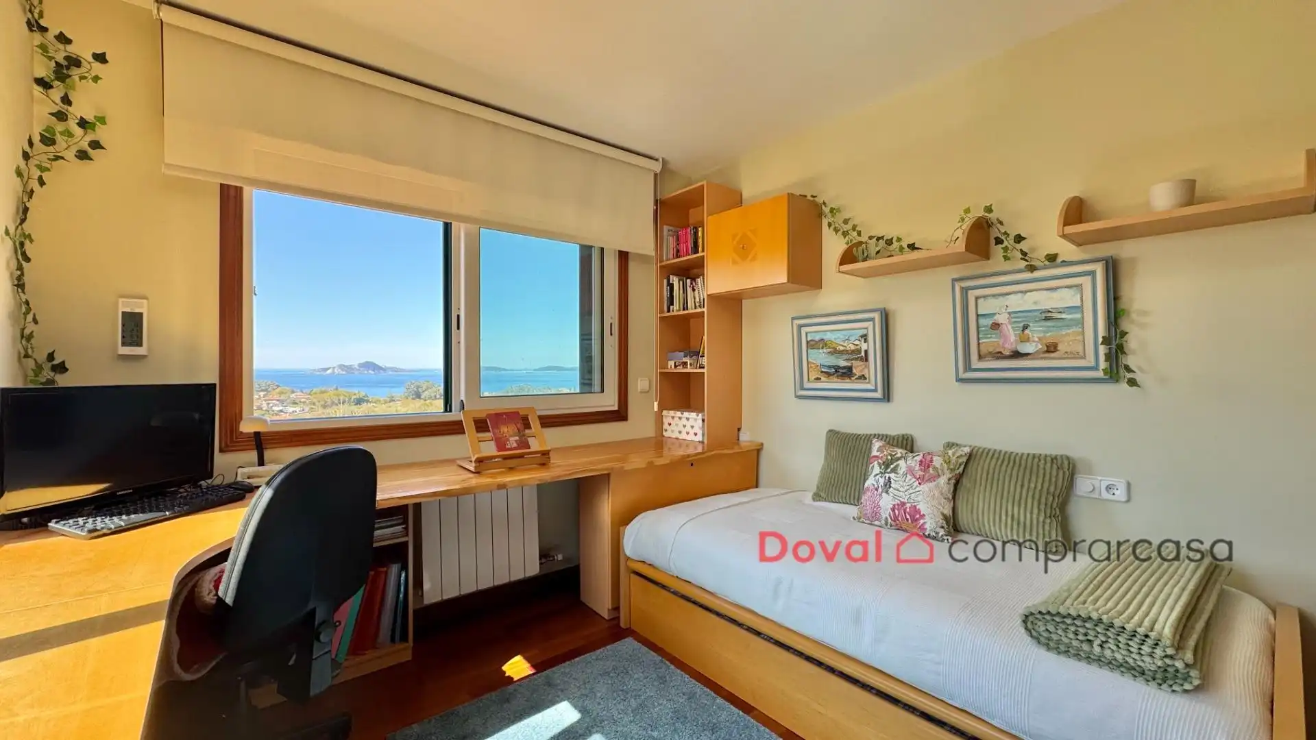 Dormitori de Casa o xalet en venda en Vigo  amb Aire condicionat, Calefacció i Jardí privat