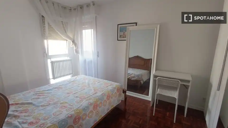 Room in Mendebaldea - Ermitagaña