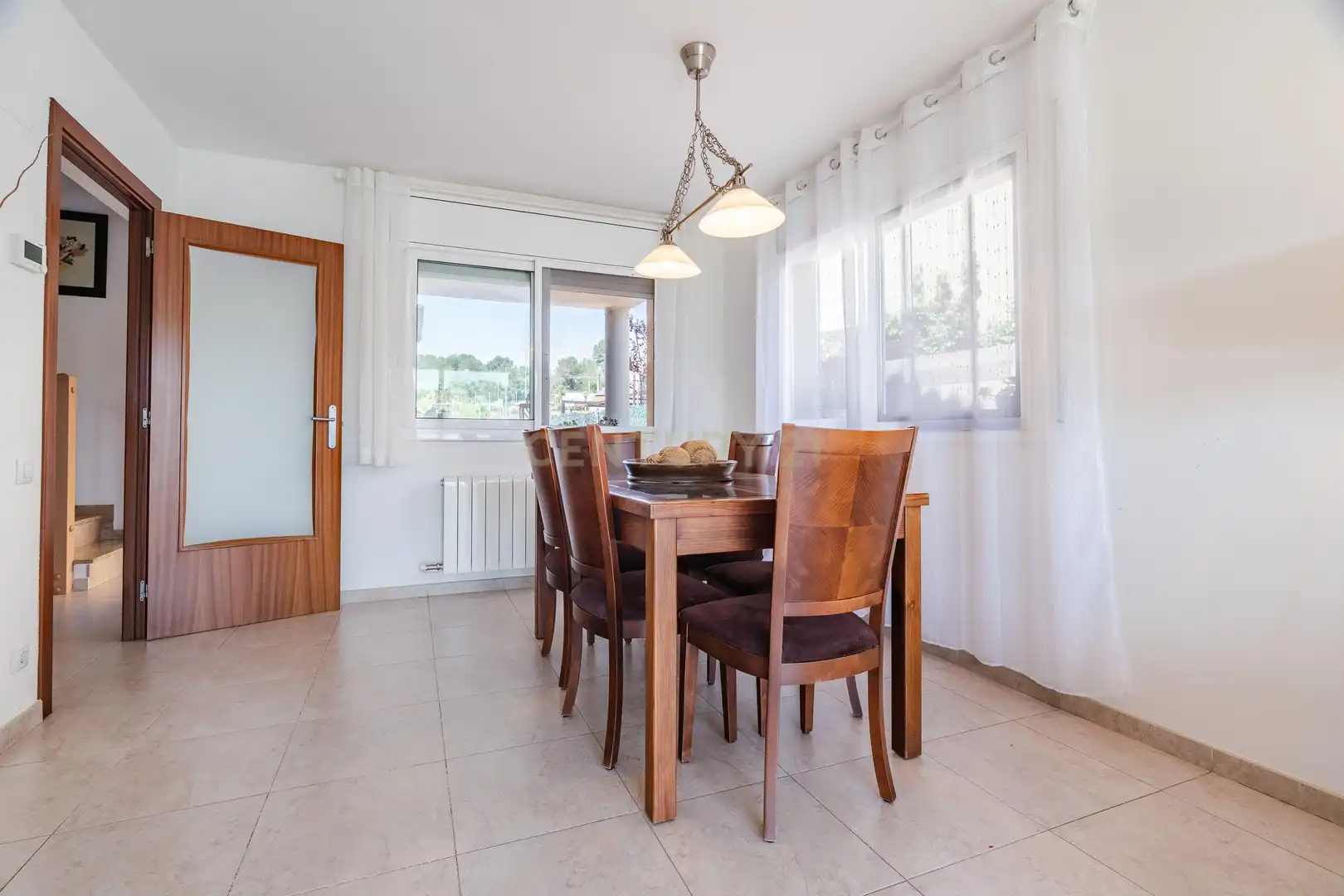 Esszimmer von Einfamilien-Reihenhaus zum Verkauf in Vila-rodona mit Privatgarten und Ofen