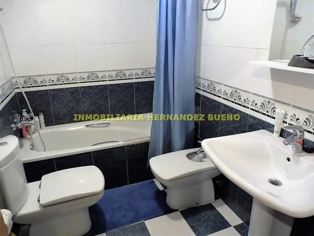 Baño de Piso de alquiler en Salamanca con Calefacción, Amueblado y Balcón