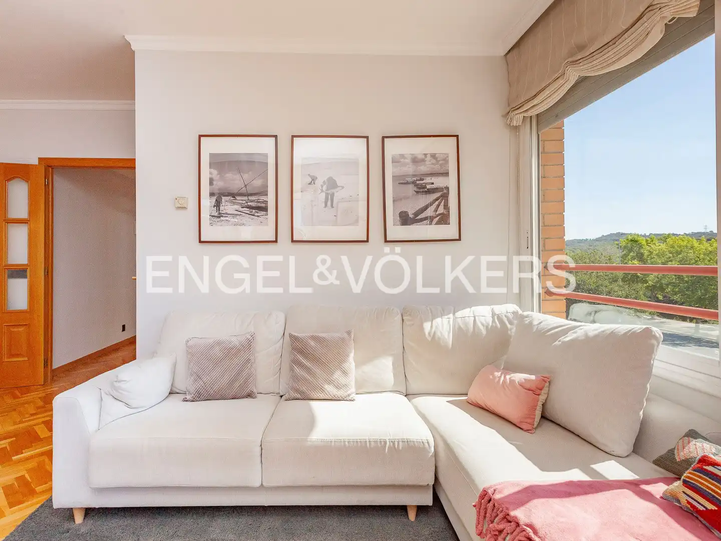 Sala d'estar de Pis de lloguer en Sant Cugat del Vallès amb Calefacció, Jardí privat i Parquet