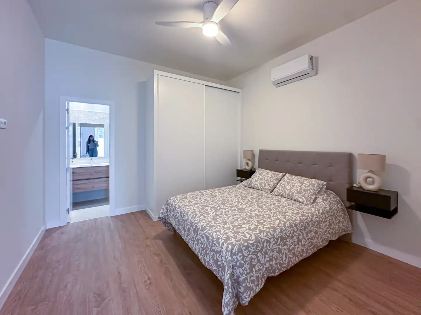 Bedroom of Flat for sale in Sevilla  with Air Conditioner, Furnished and Oven