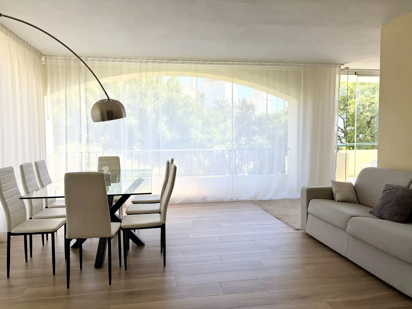 Sala d'estar de Apartament de lloguer en Marbella amb Aire condicionat, Terrassa i Piscina