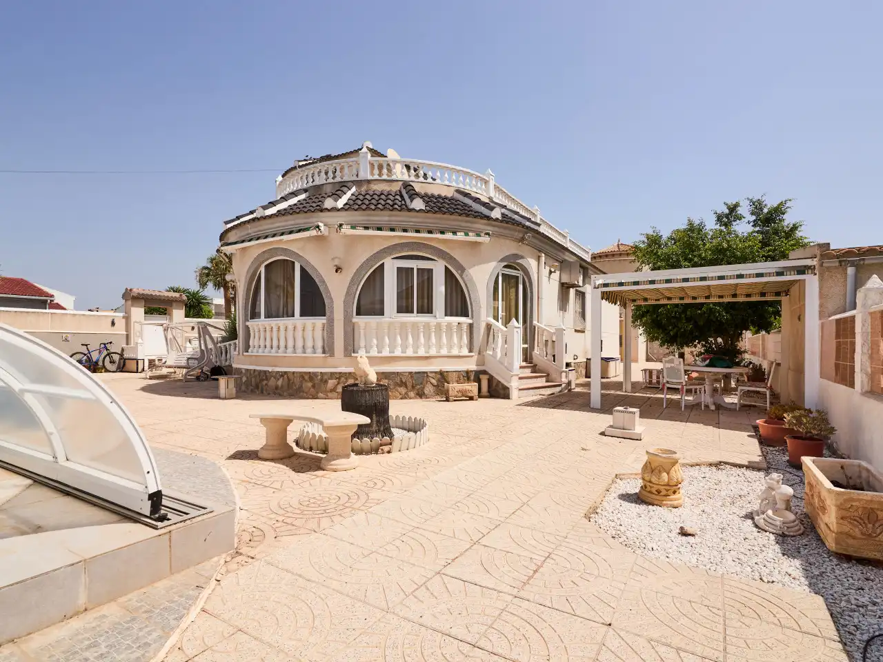 Vista exterior de Casa o xalet en venda en Torrevieja amb Aire condicionat, Calefacció i Jardí privat