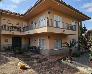 Vista exterior de Casa o xalet en venda en Mataró amb Aire condicionat, Terrassa i Balcó