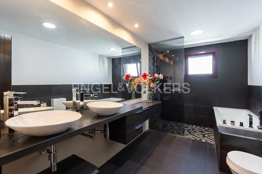 Bathroom of Houses for rent in Paterna  with Air Conditioner, Heating and Private garden