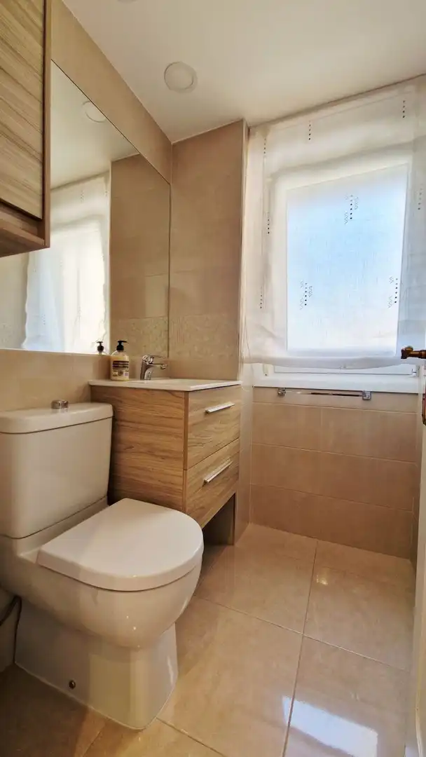 Baño de Piso de alquiler en Torrelavega  con Calefacción, Amueblado y Balcón