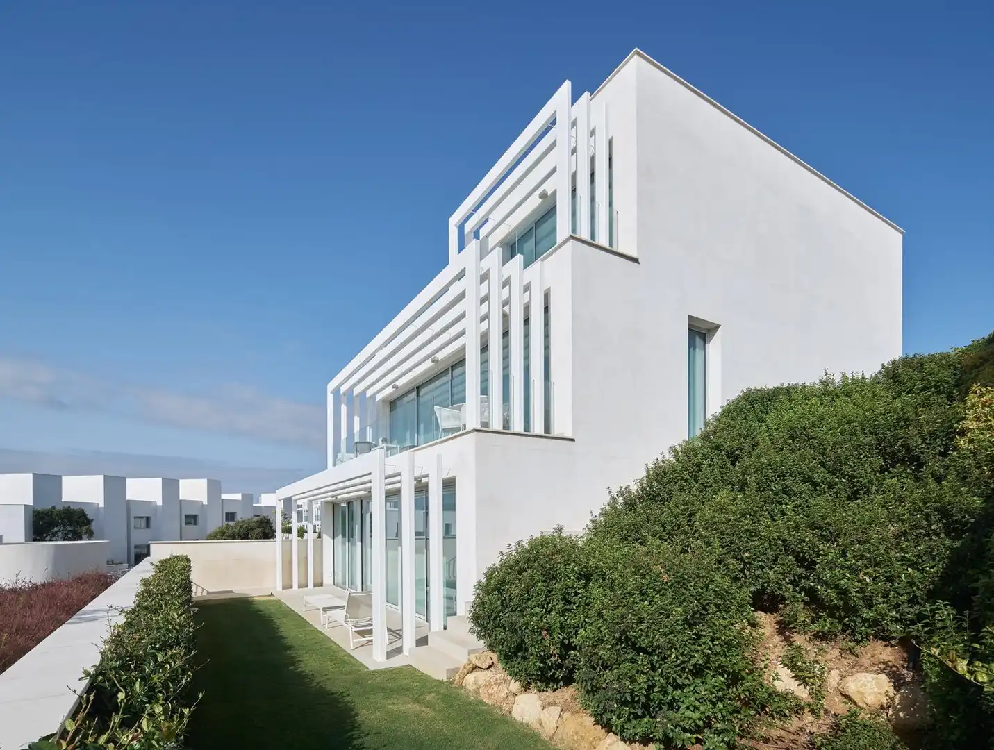 Vista exterior de Casa adosada en venta en Sotogrande con Calefacción, Terraza y Jacuzzi