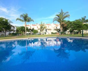 Piscina de Casa adosada en venda en Vélez-Málaga amb Aire condicionat, Terrassa i Piscina