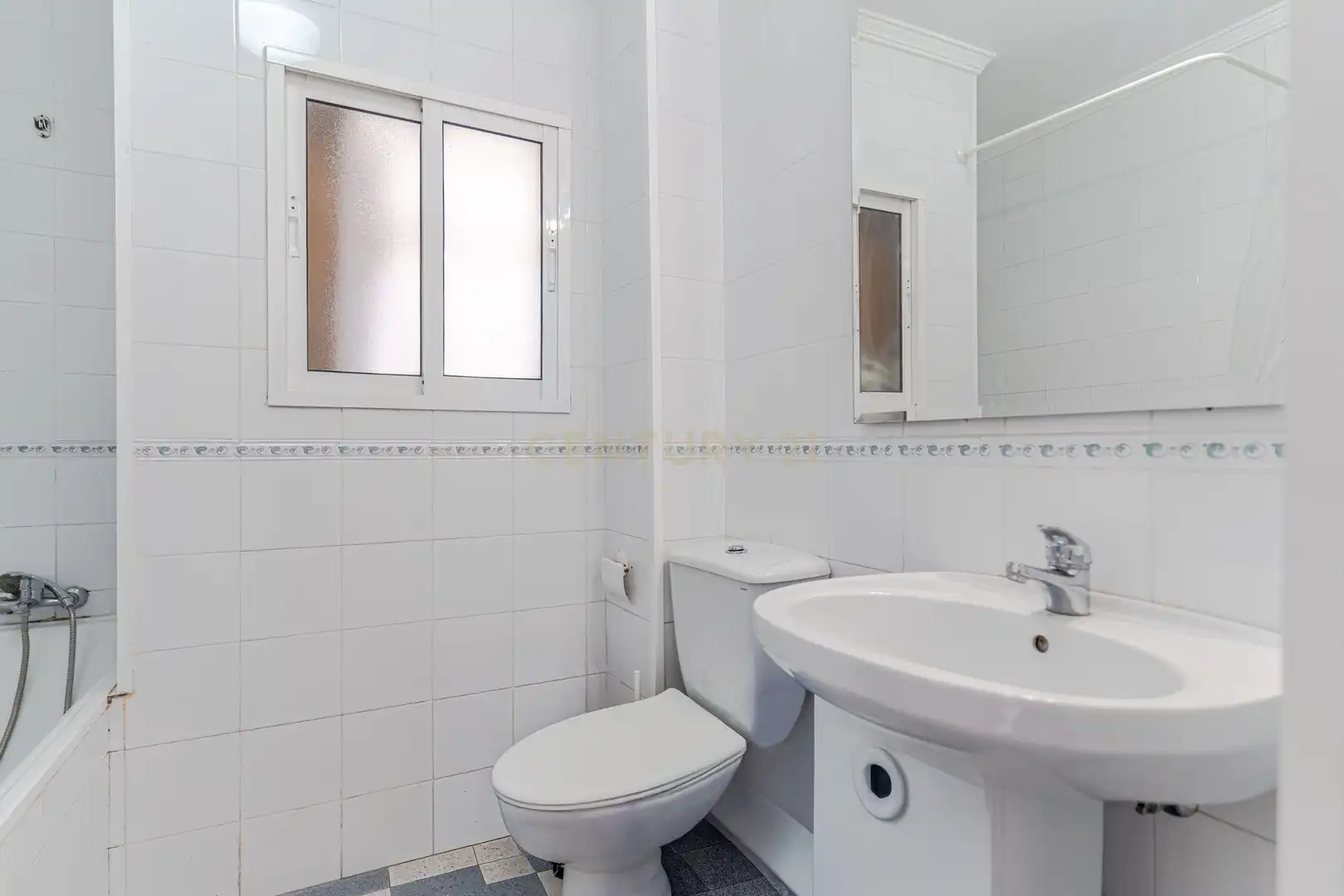 Bathroom of Flat for sale in Granada  with Air Conditioner and Balcony