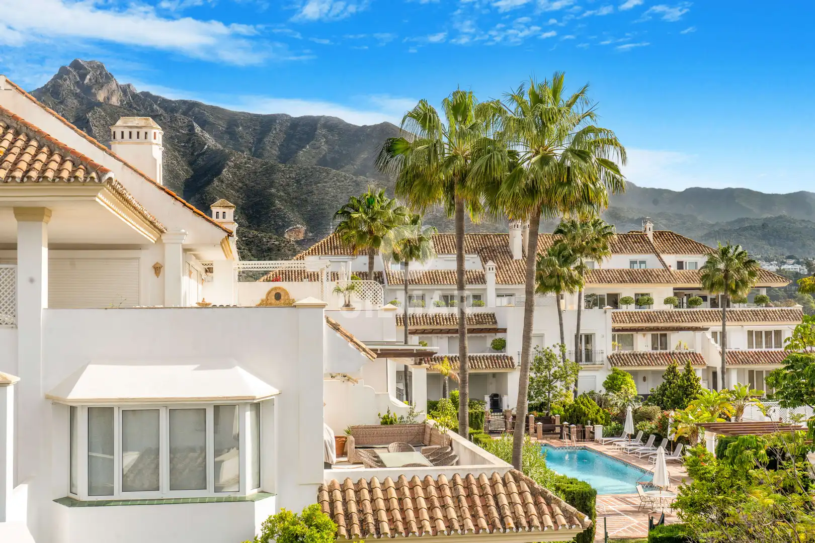 Vista exterior de Dúplex en venda en Marbella amb Calefacció, Jardí privat i Traster