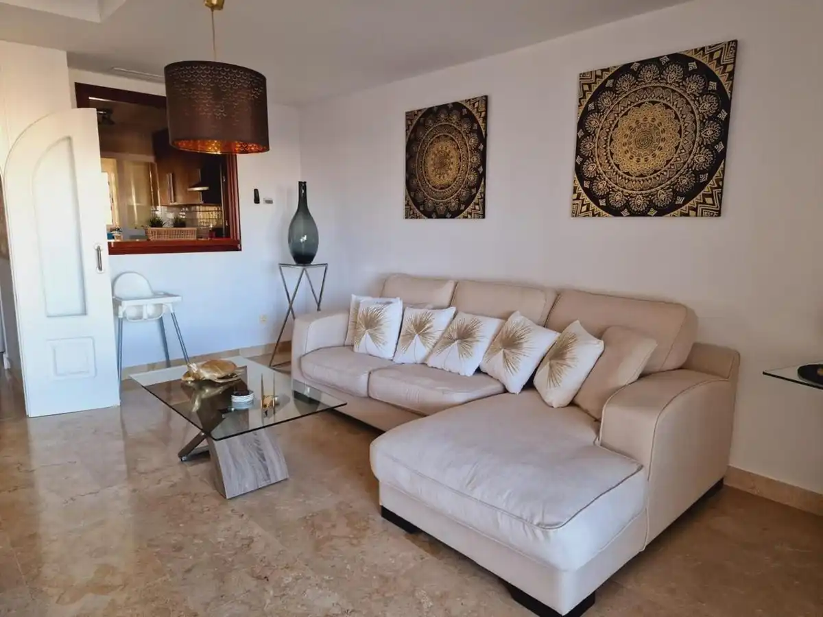 Sala d'estar de Casa adosada de lloguer en La Alcaidesa amb Jardí privat, Terrassa i Jacuzzi